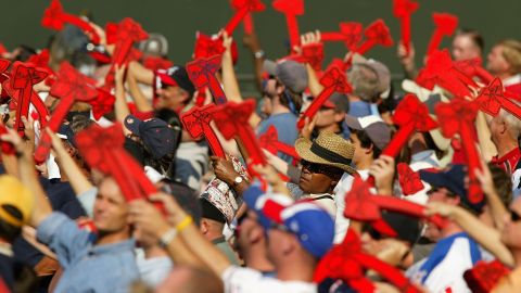 El “Tomahawk Chop” es uno de las coreografías más características en el béisbol.