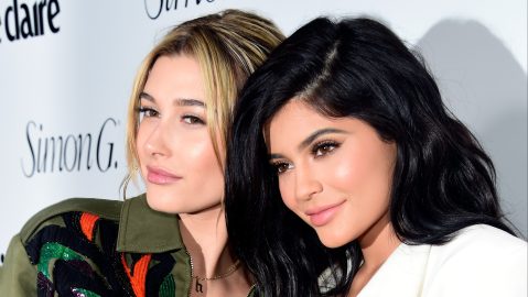 Hailey Baldwin junto a Kylie Jenner.