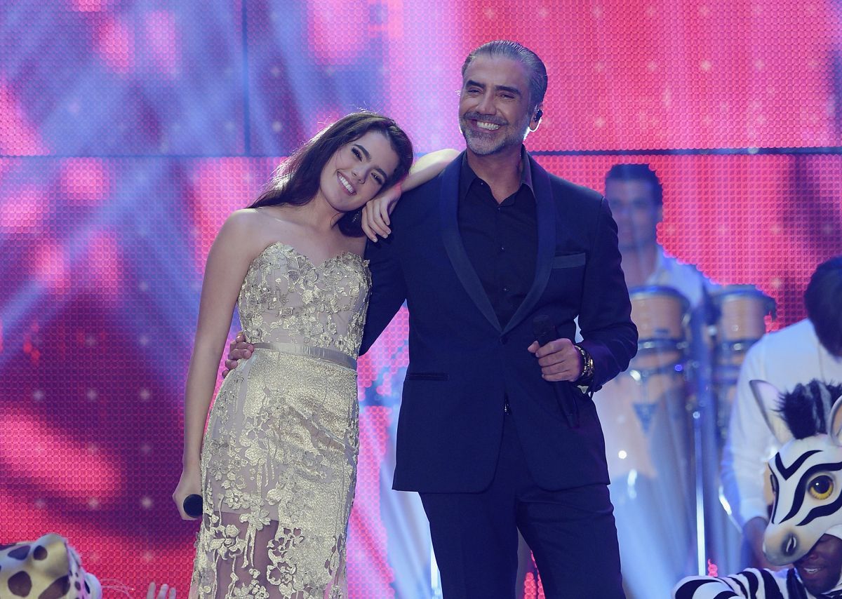 Alejandro Fernández en concierto junto a su hija Camila.