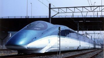 Foto ilustrativa de un tren de alta velocidad japonés.