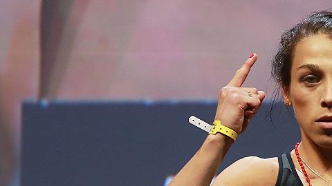 Joanna Jedrzejczyk en una ceremonia de pesaje.