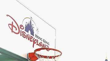Kobe Bryant encestando una canasta en Disney World.