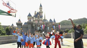 Kobe Bryant encestando una canasta en Disney World.