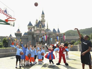 Kobe Bryant encestando una canasta en Disney World.