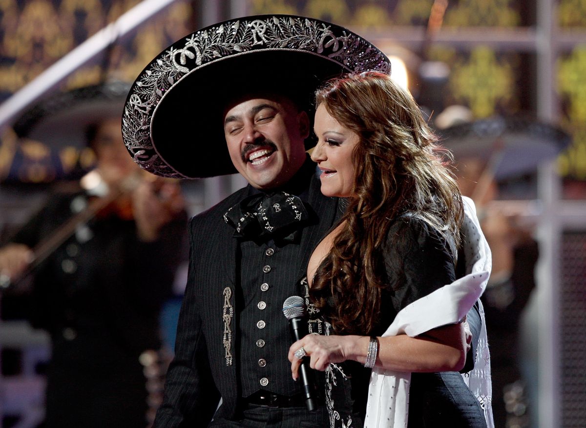 El día que abrieron el ataúd de Jenni Rivera La Opinión