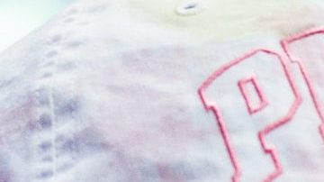 Clientes dan un donativo para los alimentos. (