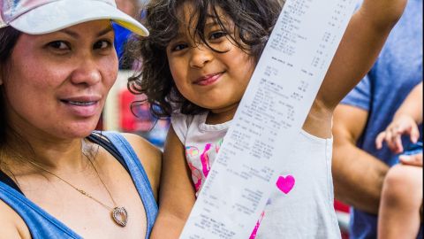 Clientes dan un donativo para los alimentos. (