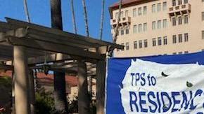 Un grupo de TPSianos se reunieron frente a la corte de Pasadena. (Martin PIneda/CARECEN)