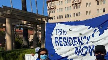 Un grupo de TPSianos se reunieron frente a la corte de Pasadena. (Martin PIneda/CARECEN)
