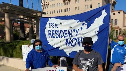 Un grupo de TPSianos se reunieron frente a la corte de Pasadena. (Martin PIneda/CARECEN)