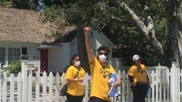 Activistas e inquilinos frente a la casa del senador Hertzbert. (Suministrada)