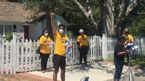 Activistas e inquilinos frente a la casa del senador Hertzbert. (Suministrada)