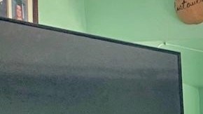 Ledy Oseguera (c) en su restaurante en North Hollywood.