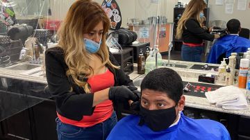 A la barbera y cosmetóloga Adriana Pérez se le han acumulado las deudas. (Cortesía Adriana Pérez)