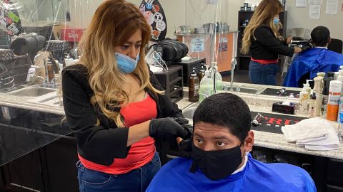 A la barbera y cosmetóloga Adriana Pérez se le han acumulado las deudas. (Cortesía Adriana Pérez)