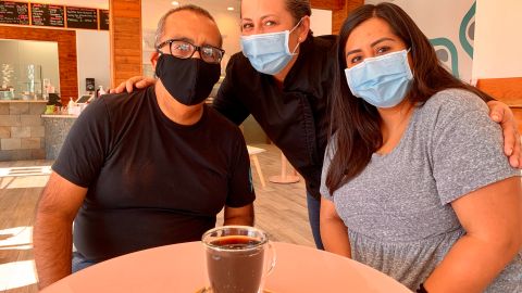 Andrés Webster junto con su esposa Patricia Cabrera y sus hija Alfa manejan el Cafe Goki en Arcadia. (Araceli Martínez/La Opinión)