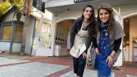 Gabriela Moreno con su hija Nicole en ARTime Studio Barro en Laguna Beach, California. (Cortesía Gabriela Moreno)