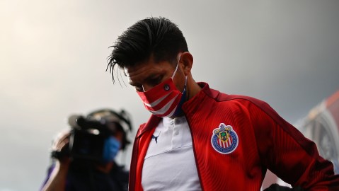Oribe Peralta de las Chivas usando cubrebocas.