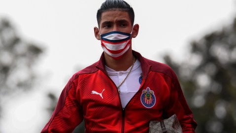 Antuna se encuentra aislado del grupo.