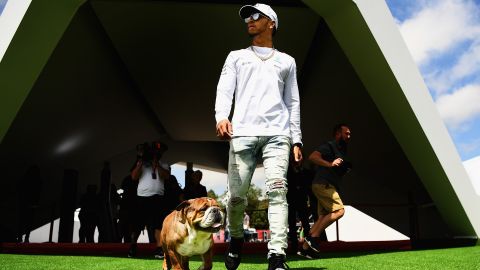 Lewis Hamiltón y su perro