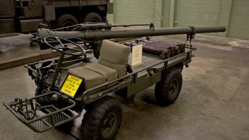 Mula mecánica M274 con un rifle sin retroceso M40 en el American Armored Foundation Museum