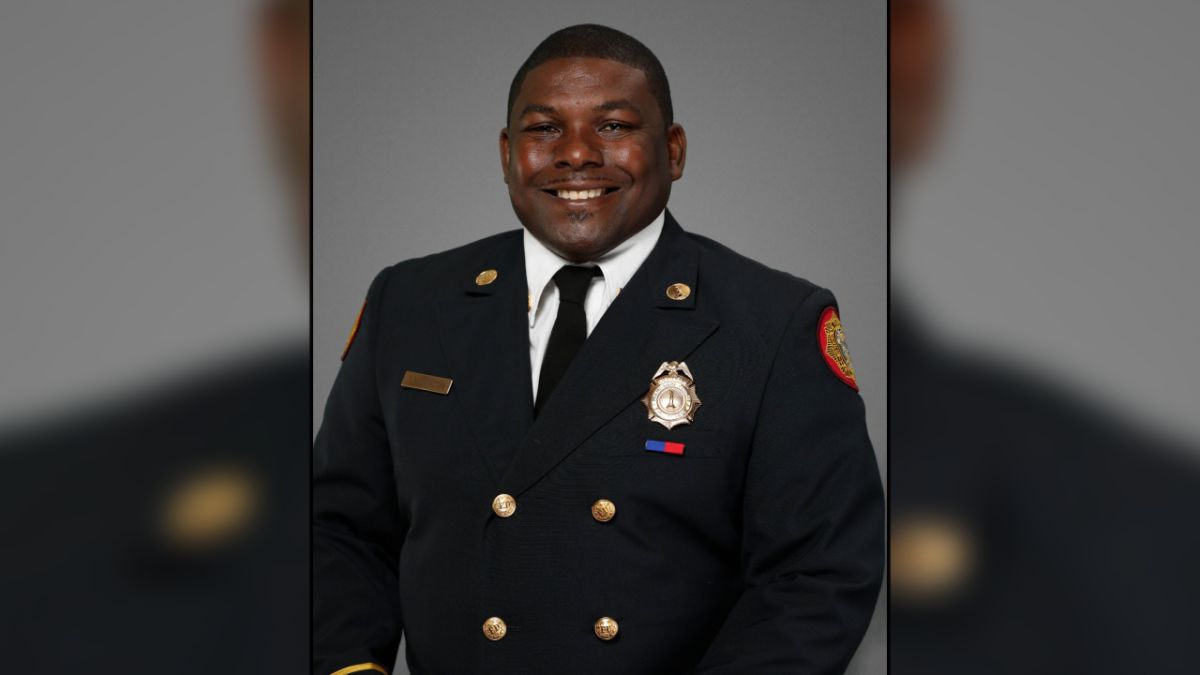 Germarlon Broadnax lleva más de 20 años trabajando en el departamento de bomberos de Miami-Dade.