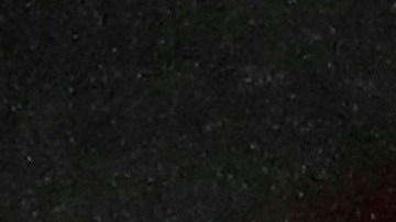 Shkodran Mustafi, defensor del Arsenal, reclama en la acción.