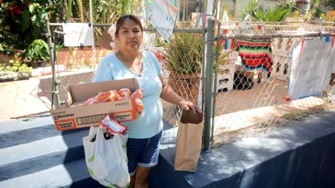 Otilia García expresó su alegría al recoger en una caja de cartón verduras.