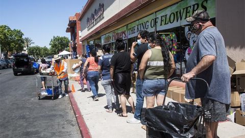 El empresario de flores, Gualterio Santos entregó despensas en Santa Ana, California. (Cortesía Gualterio Santos)