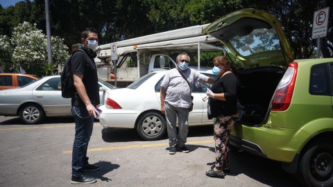 Muchas veces el trabajo de la prensa consiste en acudir a hospitales y hablar con diversos miembros de la comunidad. / fotos: Manuel Ocaño.