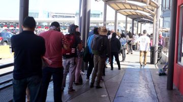 En la línea en San Ysidro pocos dijeron que cruzaban para ir a trabajar. / fotos: Manuel Ocaño.