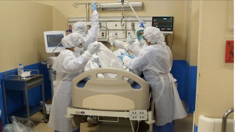La experta aseguró que es crucial que los pacientes entiendan que, aunque parezca agresiva, la intubación es una terapia necesaria.