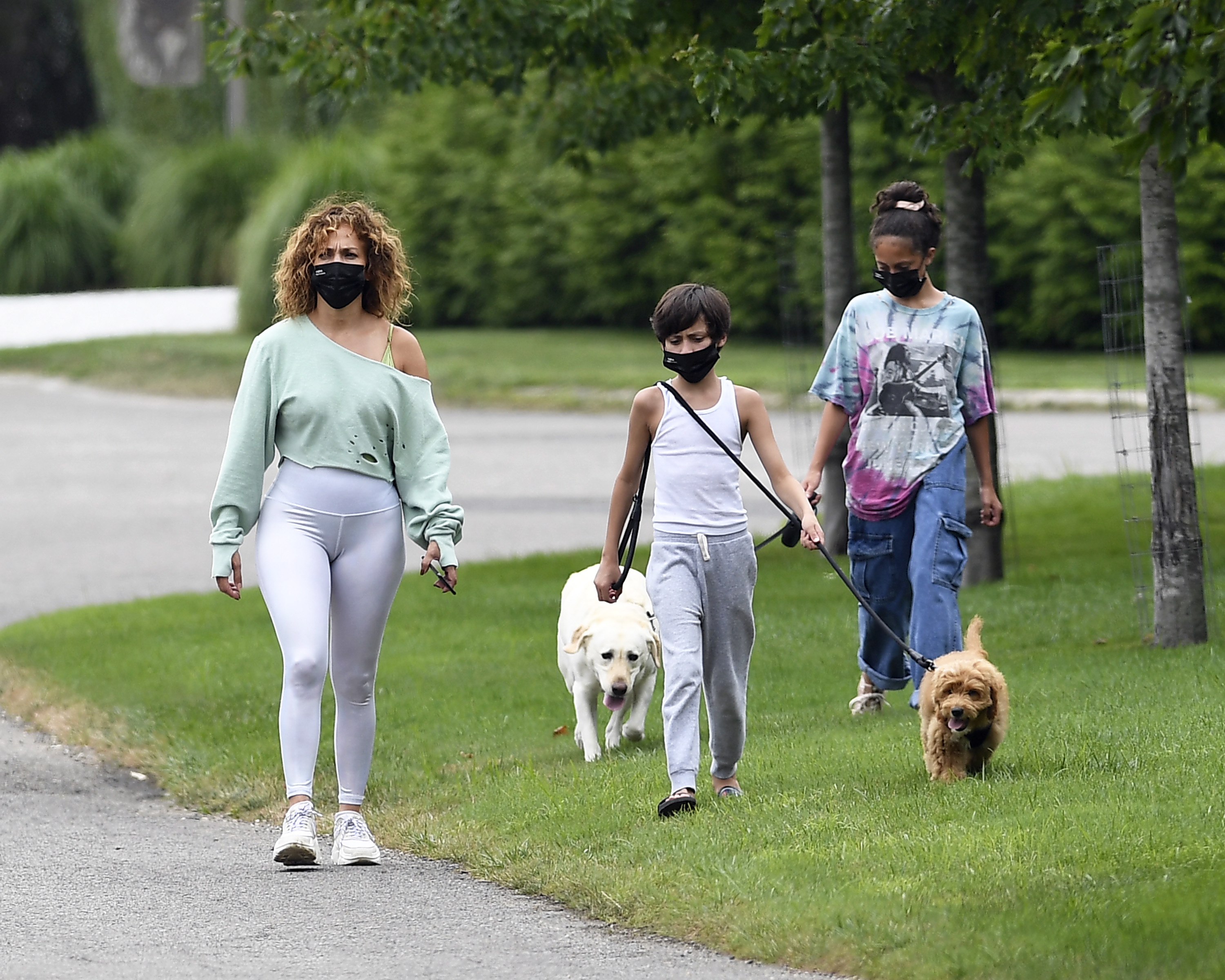 Jennifer López junto a sus hijos. / The Grosby Group