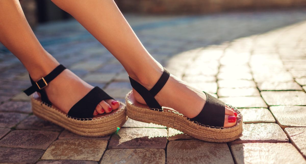 diseños de sandalias con suela de corcho ideales para el verano - Opinión
