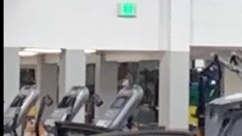 El auto que Robert Villa estrelló en el gimnasio.