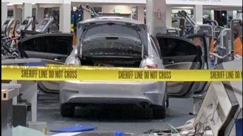 El auto que Robert Villa estrelló en el gimnasio.