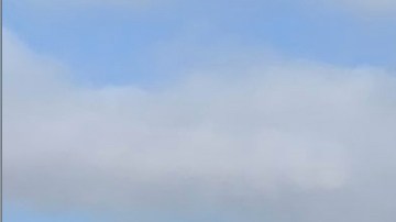 La aeronave que aterrizó de emergencia siendo removida del Freeway 5.