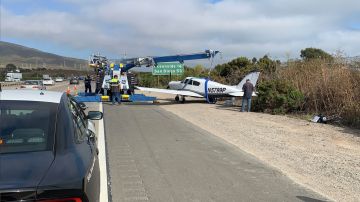 La aeronave que aterrizó de emergencia siendo removida del Freeway 5.