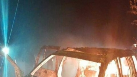 Sicario del Cártel del Noreste ataca a policías y se quema vivo tras incendio de auto