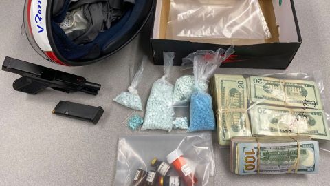 Parte del decomiso: drogas y dinero