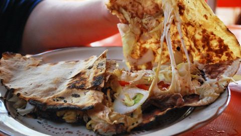 La tlayuda es una tortilla de maíz seca y quebradiza de al menos 30 cm de diámetro.