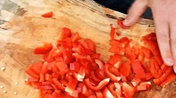 Promueve una dieta compuesta principalmente de frutas, verduras, frijoles, legumbres, granos y nueces.