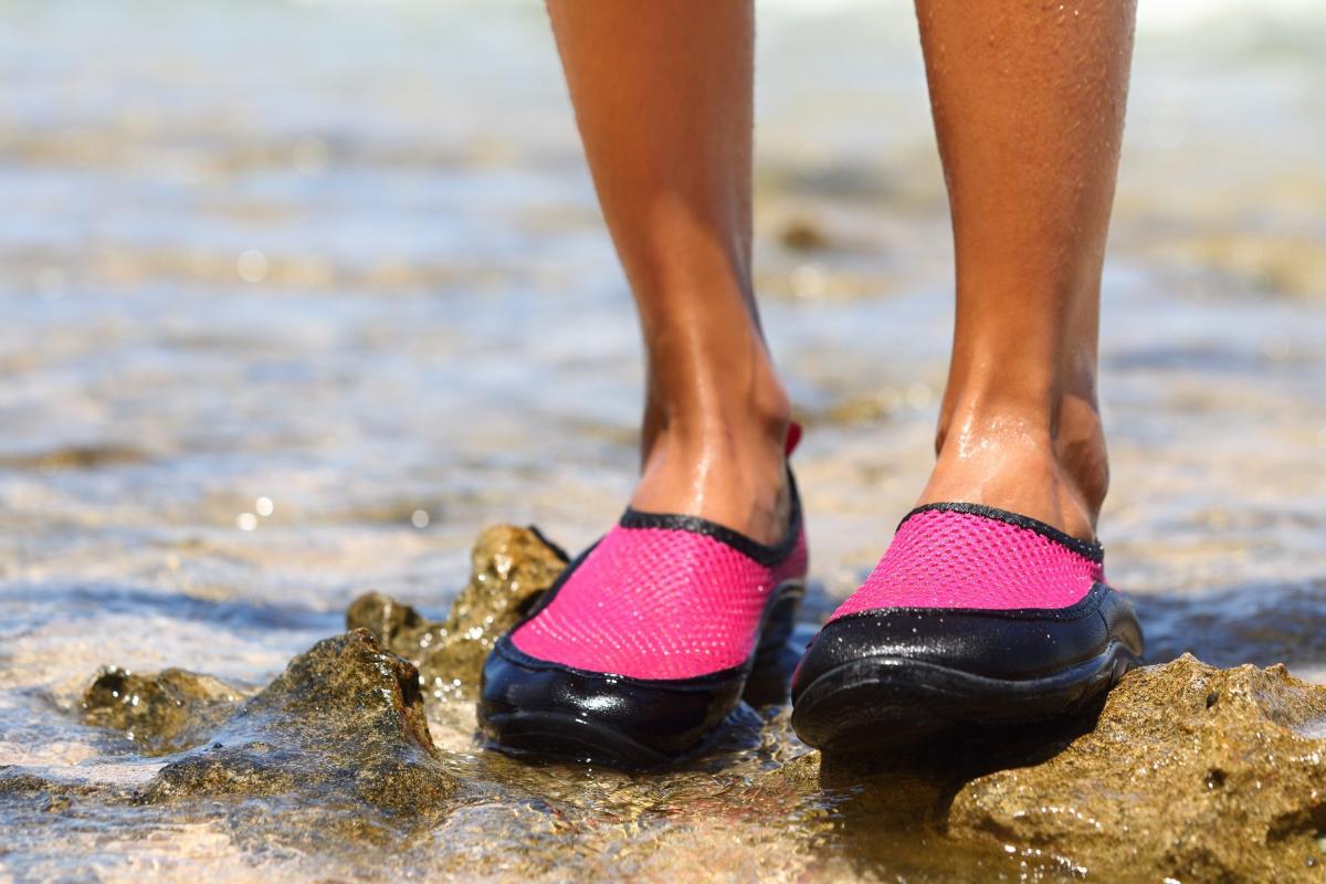expandir desencadenar factible 5 estilos de zapatos para quienes no les gusta entrar descalzos al agua de  la playa, río o piscina - La Opinión