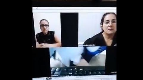 El abogado intentó negar que no traía pantalones.
