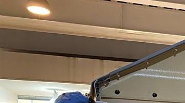 Personal de Acnur instala las viviendas.