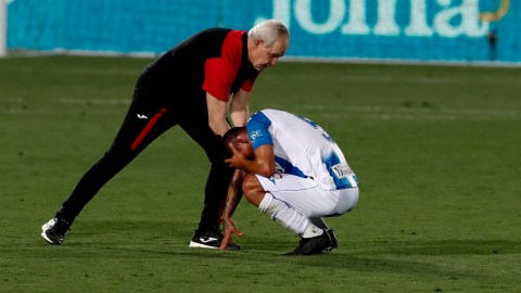 Javier Aguirre animando a uno de sus jugadores después del partido.