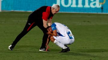 Javier Aguirre animando a uno de sus jugadores después del partido.
