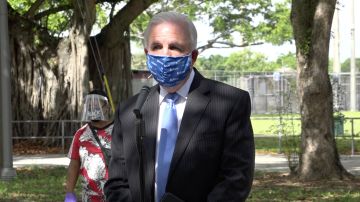 El alcalde Carlos Giménez durante una conferencia de prensa en Miami.