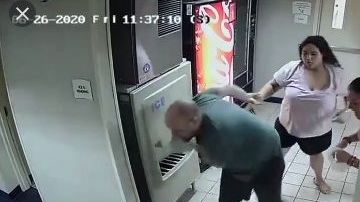 La agresión fue captada por una cámara de seguridad