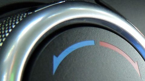 Para disminuir el consumo de combustible al usar el aire acondicionado, es recomendable aparcar tu auto en lugares con sombra, de esta manera el sistema de aire acondicionado tardará menos en climatizar el habitáculo.